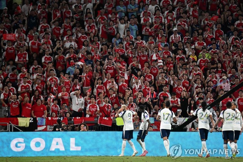 아스널 팬 앞에서 세리머니하는 사르와 토트넘 선수단 (출처=연합뉴스)
