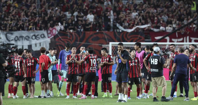 [서울=뉴시스] 김근수 기자 = 31일 서울 마포구 상암월드컵경기장에서 열린 FC 바르셀로나 2025 아시아 투어 FC 바르셀로나 대 FC서울의 경기에서 FC서울이 3-7로 패배한 뒤 팬들에게 인사를 하고 있다. 2025.07.31. ks@newsis.com