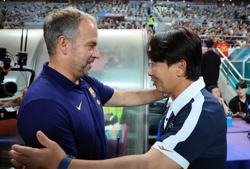 31일 서울 마포구 상암동 서울월드컵경기장에서 열리는 ‘2025 FC바르셀로나 아시아투어’ FC서울과 FC바르셀로나의 경기를 앞두고 FC바르셀로나 플릭 한지 감독과 FC서울 김기동 감독이 인사를 나누고 있다. 2025.7.31/뉴스1 ⓒ News1 김진환 기자