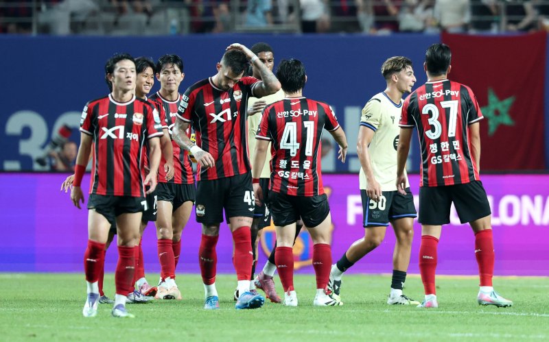 31일 서울 마포구 상암동 서울월드컵경기장에서 열린 ‘2025 FC바르셀로나 아시아투어’ FC서울과 FC바르셀로나의 경기,가 끝나고 양팀 선수들이 인사 나누고 있다. 이날 경기는 FC바르셀로나가 FC서울을 상대로 7대3 승리를 거뒀다. 2025.7.31/뉴스1 ⓒ News1 이승배 기자