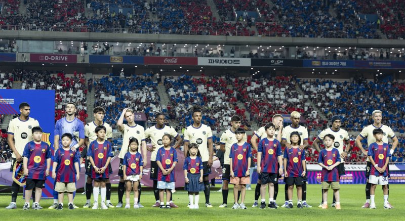 [서울=뉴시스] 김근수 기자 = 31일 서울 마포구 상암월드컵경기장에서 열린 바카라 게임 사이트 바르셀로나 2025 아시아 투어 바카라 게임 사이트 바르셀로나 대 바카라 게임 사이트서울의 경기 시작 전 바카라 게임 사이트바르셀로나 선수들이 도열해 있다. 2025.07.31. ks@newsis.com