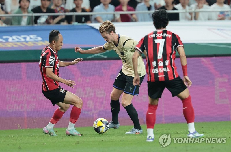 돌파 시도하는 프렝키 더용 (출처=연합뉴스)