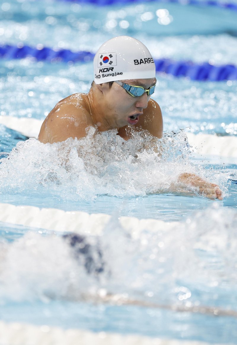 [파리=뉴시스] 최동준 기자 = 조성재가 30일(현지시각) 프랑스 파리 라 데팡스 아레나에서 열린 2024 파리 올림픽 수영 남자 평영 200m 준결승에서 역영하고 있다. 2024.07.31. photocdj@newsis.com