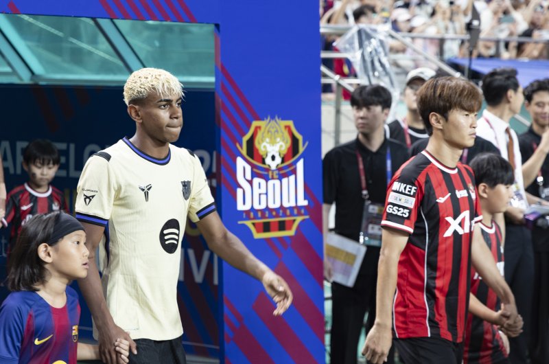[서울=뉴시스] 김근수 기자 = 31일 서울 마포구 상암월드컵경기장에서 열린 FC 바르셀로나 2025 아시아 투어 FC 바르셀로나 대 FC서울의 경기 시작 전 FC바르셀로나 라민 야말, FC서울 김진수가 경기장으로 들어서고 있다. 2025.07.31. ks@newsis.com