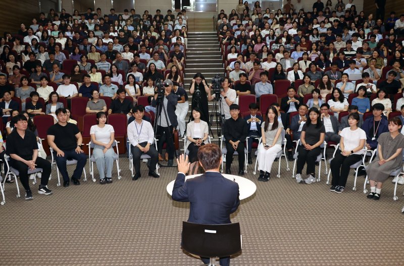 [세종=뉴시스] 강종민 기자 = 최휘영 문화체육관광부 장관이 31일 세종시 정부세종청사에서 취임식 후 직원들과 대화하고 있다. 2025.07.31. ppkjm@newsis.com