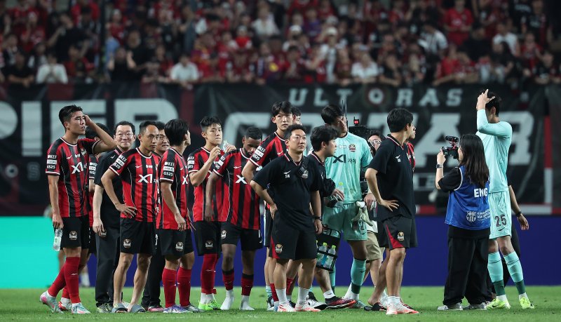 31일 서울 마포구 상암동 서울월드컵경기장에서 열리는 ‘2025 FC바르셀로나 아시아투어’ FC서울과 FC바르셀로나의 경기에서 3대7 패배를 기록한 FC서울 선수들이 아쉬워하고 있다. 2025.7.31/뉴스1 ⓒ News1 김진환 기자