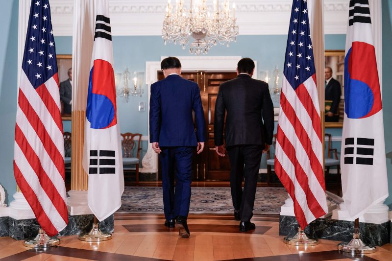 조현 외교부 장관과 마코 루비오 미국 국무부 장관이 31일(현지시간) 미 국무부 청사로 뒤돌아 입장하고 있다. AFP/연합뉴스