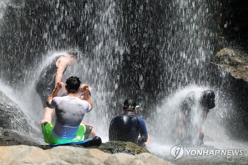 폭염 날리는 수락폭포 (출처=연합뉴스)