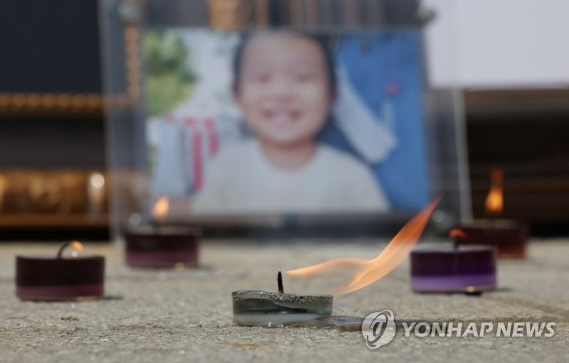 '정인이 양모 징역 35년 확정' 타오르는 촛불 (출처=연합뉴스)