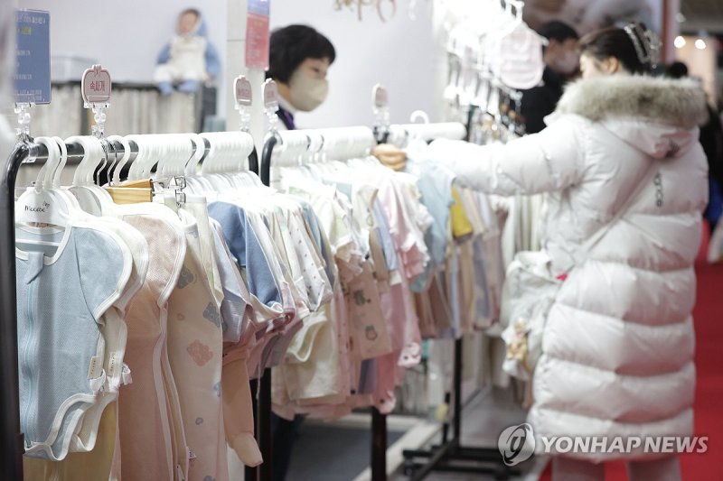 육아용품 고르는 손길 (출처=연합뉴스)