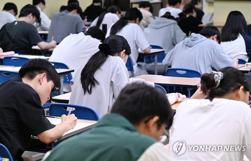 공부하는 학생들 (출처=연합뉴스)