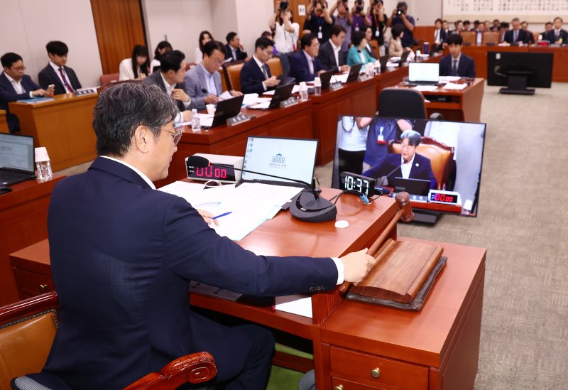 이춘석 법제사법위원장이 지난 3일 오전 서울 여의도 국회에서 열린 법제사법위원회 전체회의에서 안건을 상정하며 의사봉을 두드리고 있다. 2025.7.3/실시간 바카라사이트1 ⓒ News1 김민지 기자