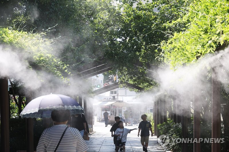 잠시나마 식히는 더위 (출처=연합뉴스)