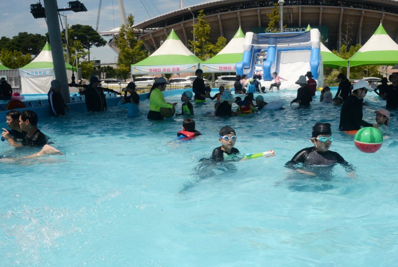[전주=뉴시스] 김얼 기자 = 연이은 폭염이 이어지고 있는 31일 무료 바카라 게임 전주시 전주월드컵경기장 물놀이장을 찾은 어린이들이 시원하게 물놀이를 즐기고 있다. 2025.07.31. pmkeul@newsis.com