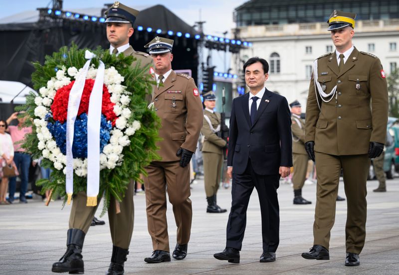 폴란드를 방문 중인 안규백 국방부장관이 31일(현지시간) 오후 폴란드 바르샤바 샤스키공원 무명용사의 묘를 찾아 헌화하기 위해 입장하고 있다. 안 장관은 태극기 모양의 조화를 헌화했다. 국방부 제공