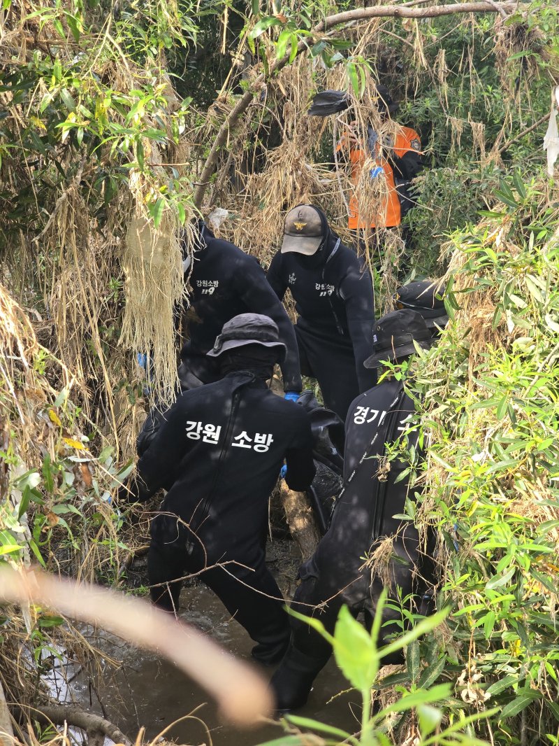 31일 경기 가평군 신청평대교 인근에서 폭우로 실종된 것으로 추정되는 신원미상 시신이 발견됐다.(강원도소방재난본부 제공, 재판매 및 DB 금지) 2025.7.31/뉴스1 ⓒ News1 양희문 기자