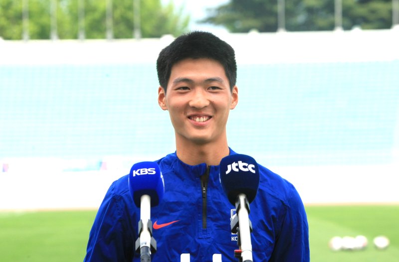 [원주=뉴시스] 이덕화 기자 = 19일 남자 20세 이하(U-20) 축구대표팀이 강원 원주시 종합운동장에서 소집훈련을 하고 있는 가운데 막내인 배승균 선수가 취재진의 질문에 미소를 짓고 있다. 2025.05.19. wonder8768@newsis.com