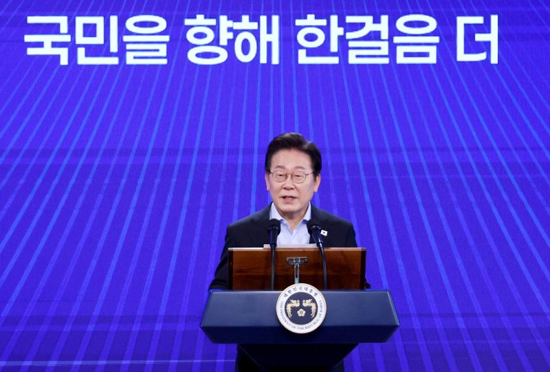 [서울=뉴시스] 최동준 기자 = 이재명 대통령이 31일 서울 종로구 정부서울청사에서 열린 '국민주권시대 공직자의 길' 고위공직자 워크숍에서 특강하고 있다. (대통령실통신사진기자단) 2025.07.31. photocdj@newsis.com