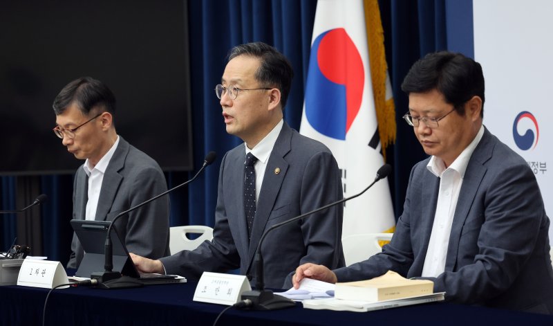 [세종=뉴시스] 강종민 기자 = 이형일 기획재정부 1차관이 지난 29일 세종시 정부세종청사에서 2025년 세제개편안을 발표하고 있다. 2025.07.31. ppkjm@newsis.com