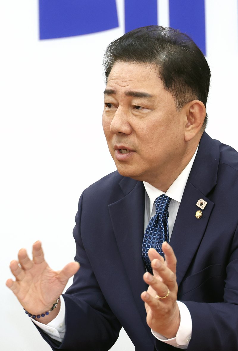 [서울=뉴시스] 김금보 기자 = 김병기 더불어민주당 당대표 직무대행 겸 원내대표가 지난 31일 서울 여의도 국회에서 뉴시스와 인터뷰를 하고 있다. 2025.08.01. kgb@newsis.com