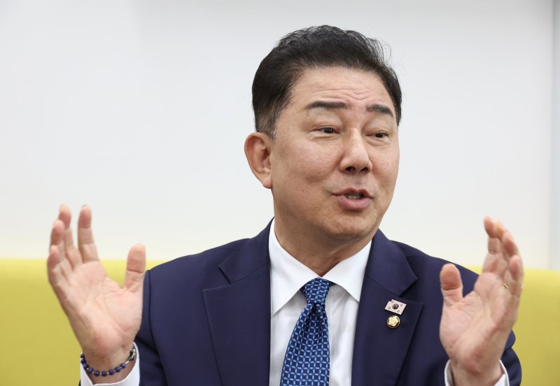 [서울=뉴시스] 김금보 기자 = 김병기 더불어민주당 당대표 직무대행 겸 원내대표가 지난 31일 서울 여의도 국회에서 뉴시스와 인터뷰를 하고 있다. 2025.08.01. kgb@newsis.com