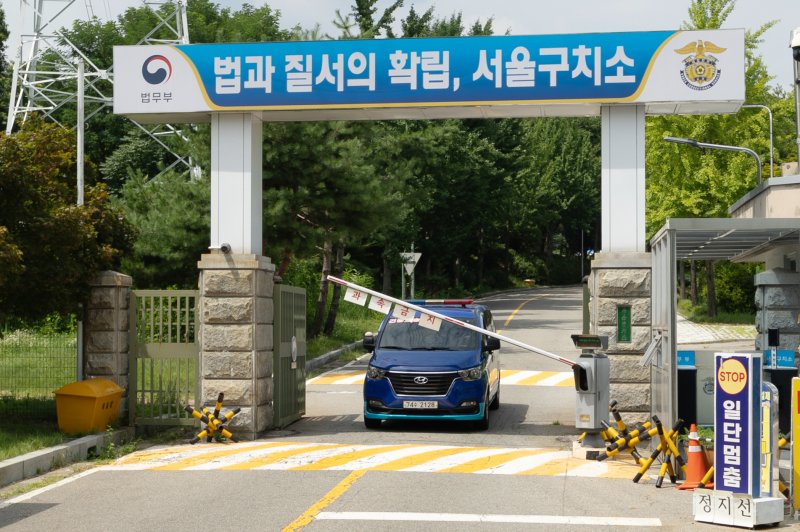 윤석열 전 대통령에 대한 체포영장이 발부된 7월 31일 오후 경기 의왕시 서울구치소에서 호송차량이 나오고 있다. 김건희 여사의 각종 의혹을 수사하는 김건희 특검팀(특별검사 민중기)은 소환조사에 계속 불응한 윤 전 대통령에 대해 체포영장을 발부 받아 오는 1일 특검보, 검사와 수사관을 대동하고 영장을 집행하기 위해 구치소를 방문할 예정이다. 2025.7.31/뉴스1 ⓒ News1 이승배 기자