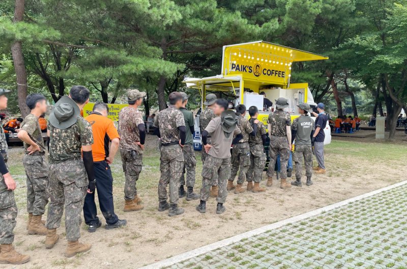 [서울=뉴시스] 더본코리아가 가평군 수해 복구 지역에 커피 프랜차이즈 빽다방 커피 트럭을 지원했다. (사진=더본코리아 제공) *재판매 및 DB 금지