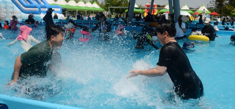 [전주=뉴시스] 김얼 기자 = 연이은 폭염이 이어지고 있는 31일 전북 전주시 전주월드컵경기장 물놀이장을 찾은 어린이들이 시원하게 물놀이를 즐기고 있다. 2025.07.31. pmkeul@newsis.com