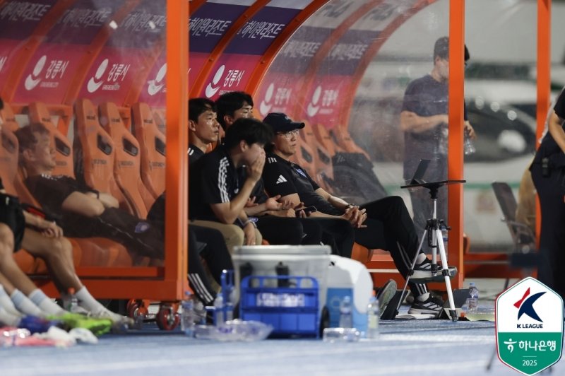 경기장을 바라보는 울산 HD 코칭스태프 (출처=연합뉴스)