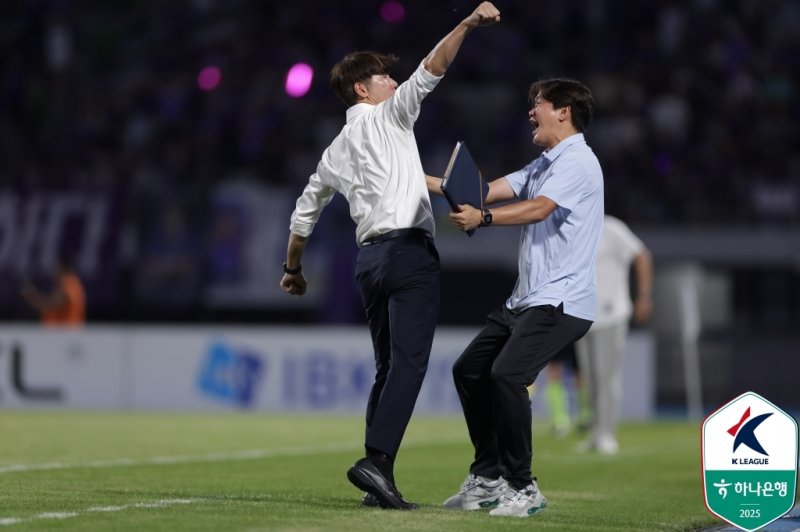 승리를 환호하는 수원FC 김은중 감독 (출처=연합뉴스)