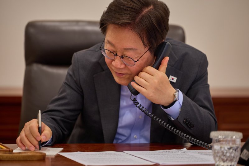 이재명 바카라사이트 벳무브이 24일 서울 용산 바카라사이트 벳무브실 청사 집무실에서 샤브카트 미르지요예프 우즈베키스탄 바카라사이트 벳무브과 전화 통화하고 있다. (바카라사이트 벳무브실 제공. 재판매 및 DB 금지) 2025.7.24/뉴스1 ⓒ News1 허경 기자