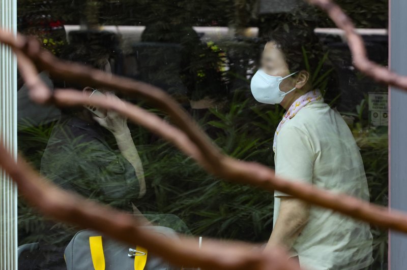 [서울=뉴시스] 황준선 기자 = 서울 시내 한 대학병원에서 마스크를 쓴 내원객이 대기하고 있다. 2024.08.21. hwang@newsis.com