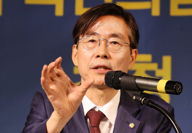 조경태 국민의힘 당대표 선거 후보가 1일 오전 대구 남구 이천동 대구아트파크에서 열린 아시아포럼21 초청토론회에 참석해 발언하고 있다. 2025.8.1/뉴스1 ⓒ News1 공정식 기자
