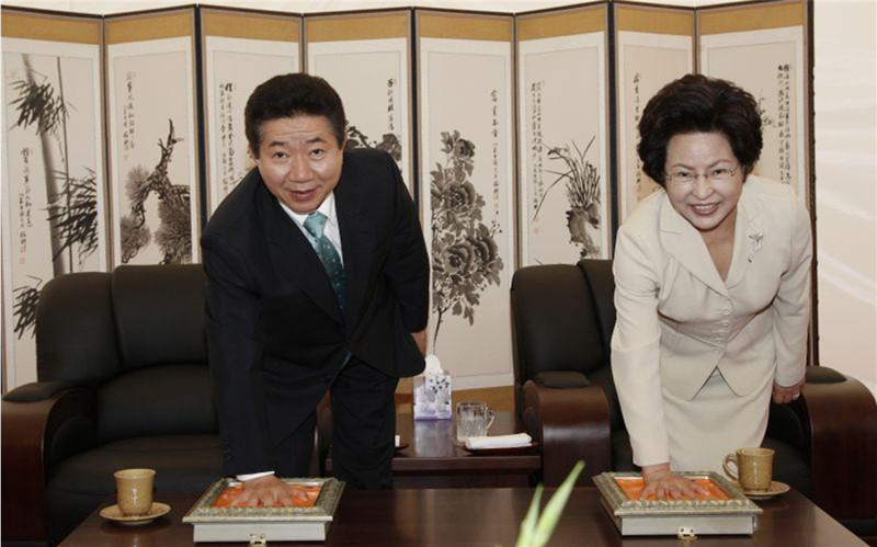 지난 2007년 7월 20일 행정중심복합도시 기공식에서 노무현 전 대통령과 권양숙 여사가 핸드프린팅에 참여하고 있다. 노무현재단 제공