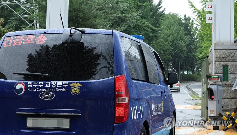 서울바카라 전략로 들어서는 호송차량 (출처=연합바카라 전략)