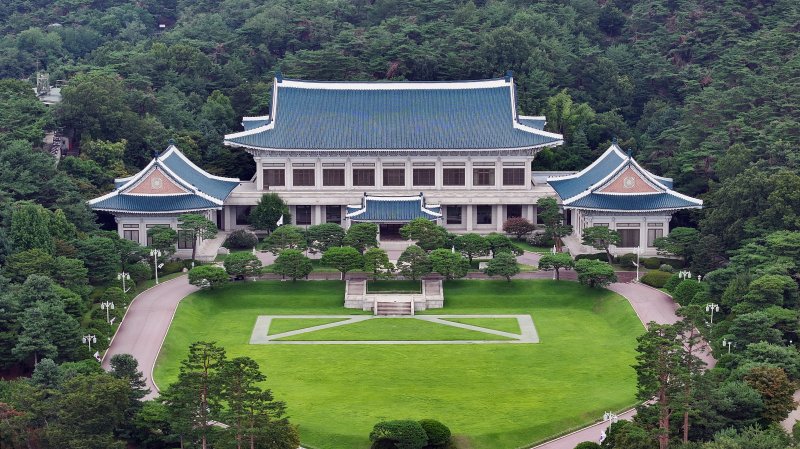 이재명 대통령이 청와대로 집무실 복귀를 예고한 가운데 오는 8월 1일부터 보안·안전 점검 등 준비작업을 위해 관람이 임시 중단된다. 사진은 30일 서울 종로구 세종로 청와대 본관. 2025.7.30/뉴스1 ⓒ News1 김진환 기자