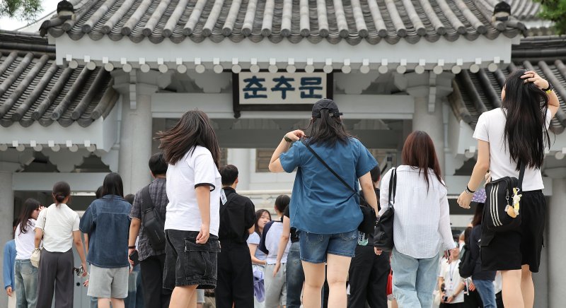 청와대 관람 일시 종료를 하루 앞둔 31일 오후 서울 종로구 청와대 춘추문으로 관람객들이 입장하고 있다. 2025.7.31/뉴스1 ⓒ News1 김진환 기자