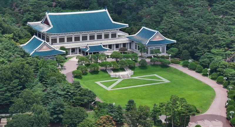 이재명 대통령이 청와대로 집무실 복귀를 예고한 가운데 오는 8월 1일부터 보안·안전 점검 등 준비작업을 위해 관람이 임시 중단된다. 사진은 30일 서울 종로구 세종로 청와대 본관. 2025.7.30/뉴스1 ⓒ News1 김진환 기자