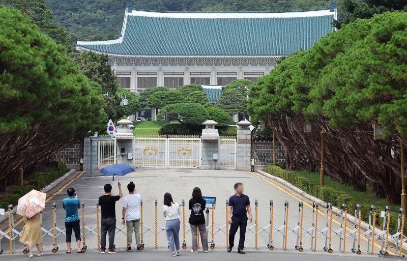 청와대 관람 일시 종료를 하루 앞둔 31일 오후 서울 종로구 청와대 정문 앞에서 관광객들이 스마트폰으로 촬영하고 있다. 2025.7.31/뉴스1 ⓒ News1 김진환 기자