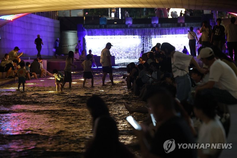 계속되는 열대야, 붐비는 청계천 (출처=연합뉴스)