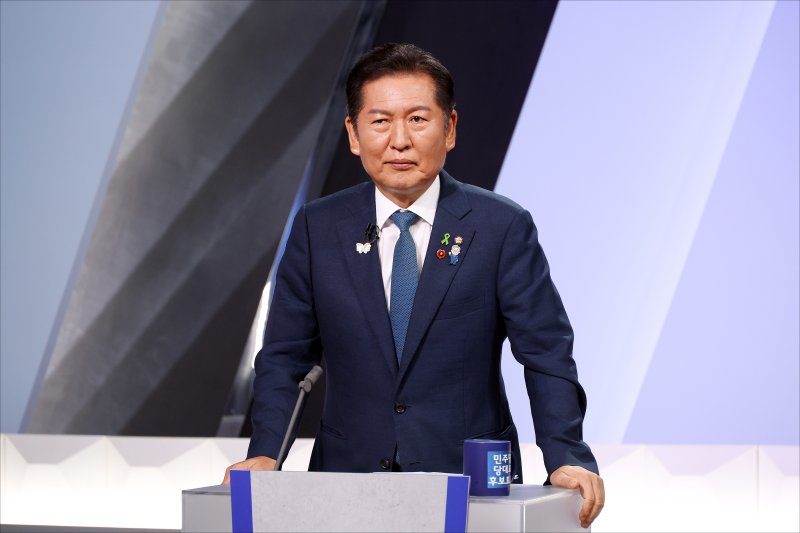 정청래 더불어민주당 당온라인 바카라사이트 후보가 지난달 27일 오후 서울 여의도 KBS 신관 공개홀에서 TV토론회 시작 전 토론 준비를 하고 있다. 2025.7.27/뉴스1 ⓒ News1 국회사진기자단