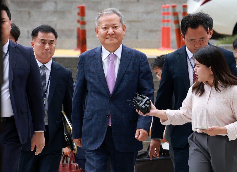 [서울=뉴시스] 이영환 기자 = 바카라사이트 총판중요임무종사, 직권남용 권리행사방해, 위증 혐의를 받는 이상민 전 행정안전부 장관이 31일 오후 서울 서초구 서울중앙지방법원에서 열린 구속 전 피의자 심문(영장실질심사)에 출석하고 있다. 2025.07.31. 20hwan@newsis.com