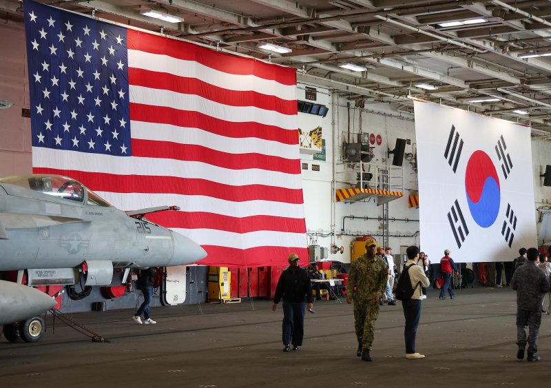 [부산=뉴시스] 사진공동취재단 = 2023년 10월 13일 오후 부산작전기지에 입항해 있는 로널드 레이건함 격납고에 성조기와 태극기가 나란히 걸려 있다. 2023.10.13. photo@newsis.com