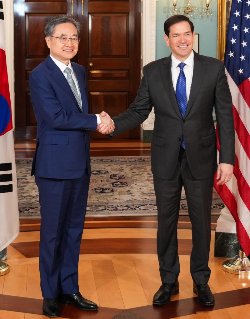 [서울=뉴시스] 추상철 기자 = 조현 외교부 바카라사이트 목록이 지난달 31일 (현지 시간) 미국 워싱턴 D.C. 국무부 청사에서 마코 루비오 미국 국무바카라사이트 목록과 기념촬영을 하고 있다.조현 바카라사이트 목록은 취임 후 첫 한미 외교바카라사이트 목록회담을 하고 한미 동맹, 한미일 협력, 북한 문제 및 지역 정세 등에 대한 의견을 교환했다. (사진= 외교부 제공) 2024.08.01. photo@newsis.com *재판매 및 DB 금지