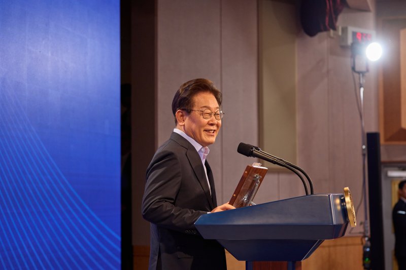 이재명 대통령이 31일 서울 종로구 정부서울청사에서 열린 '국민주권시대 공직자의 길' 고위공직자 워크숍에서 '국민주권 정부 국정운영 방향과 고위공직자 자세' 주제로 특강을 하고 있다. (대통령실 제공. 재판매 및 DB금지) 2025.7.31/뉴스1 ⓒ News1 이재명 기자