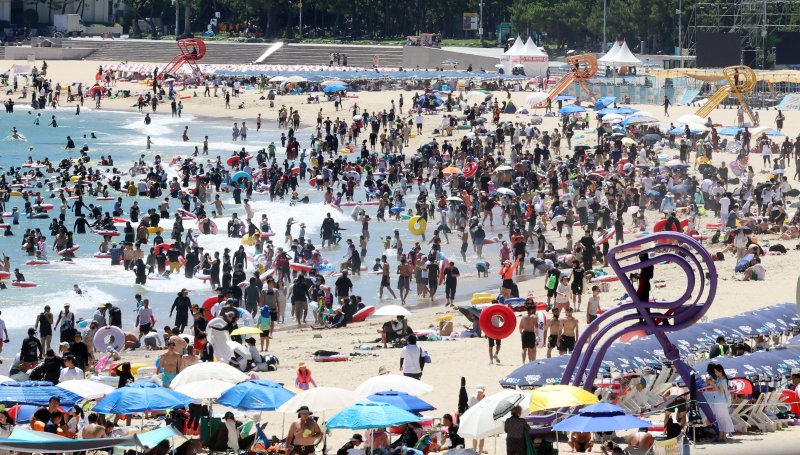 [부산=뉴시스] 하경민 기자 = 본격적인 여름 피서철인 27일 부산 해운대구 해운대해수욕장에 피서객이 몰려 북적이고 있다. 2025.07.27. yulnetphoto@newsis.com