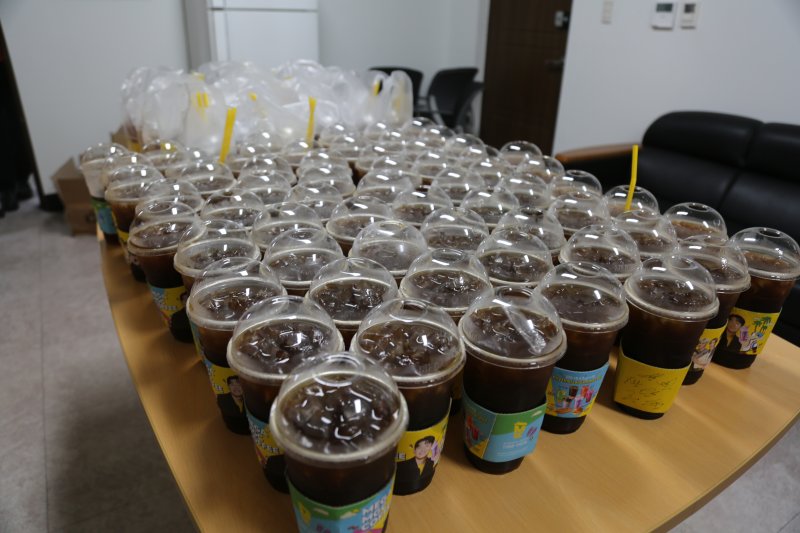 김영진 씨가 천안서북소방서에 기부한 커피 100잔.(천안서북소방서 제공. 재판매 및 DB금지) /사진=뉴스1