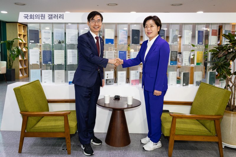 국민의힘 당대표 출마를 선언한 조경태, 양향자 의원이 31일 서울 여의도 국회 의원회관에서 만나 손을 맞잡고 있다. 2025.7.31/뉴스1 ⓒ News1 유승관 기자