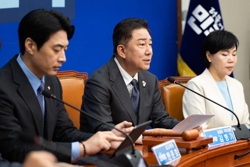 김병기 더불어민주당 대표 직무대행 겸 원내대표가 1일 서울 여의도 국회에서 열린 최고위원회의에서 모두 발언을 하고 있다. 뉴스1