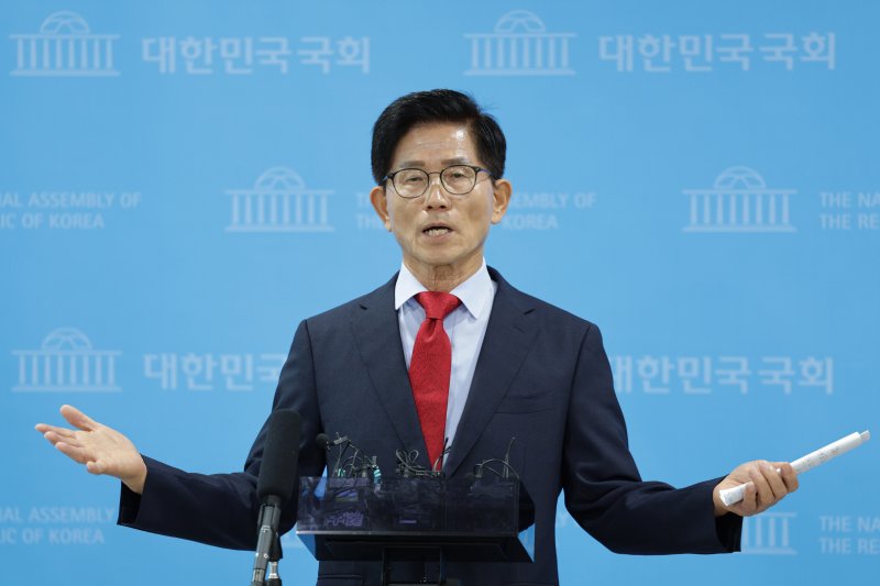 국민의힘 당대표 출마를 선언한 김문수 전 고용노동부 장관이 31일 서울 여의도 국회 소통관에서 비전·공약 발표를 마친 후 취재진의 질의에 답변하고 있다. 2025.7.31/뉴스1 ⓒ News1 신웅수 기자